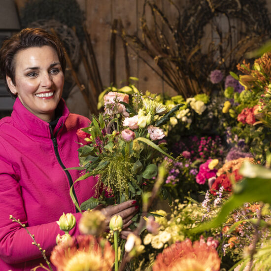 Portret van Ilse in haar bloemenwinkel Bloem & Zo in Leerdam