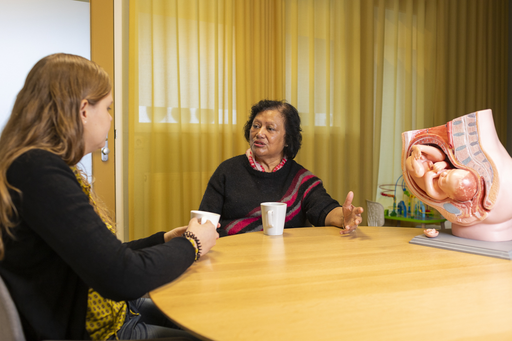 Portret van verloskundige Meno voor interview in magazine Werk en Zo, professionele portretfotografie.
