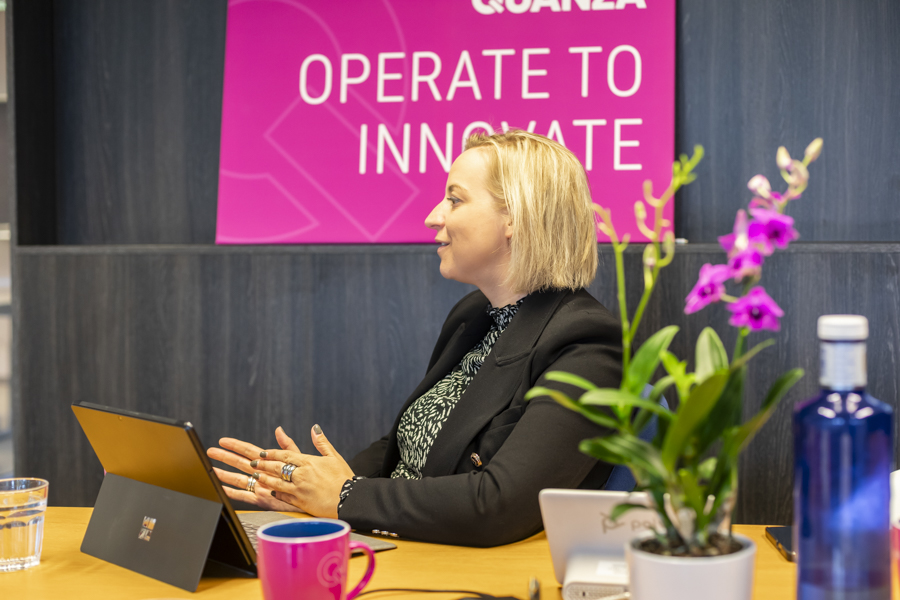 Foto van Judith Tolk, directeur Marketing en Sales bij Quanza, aan het woord in een meeting.