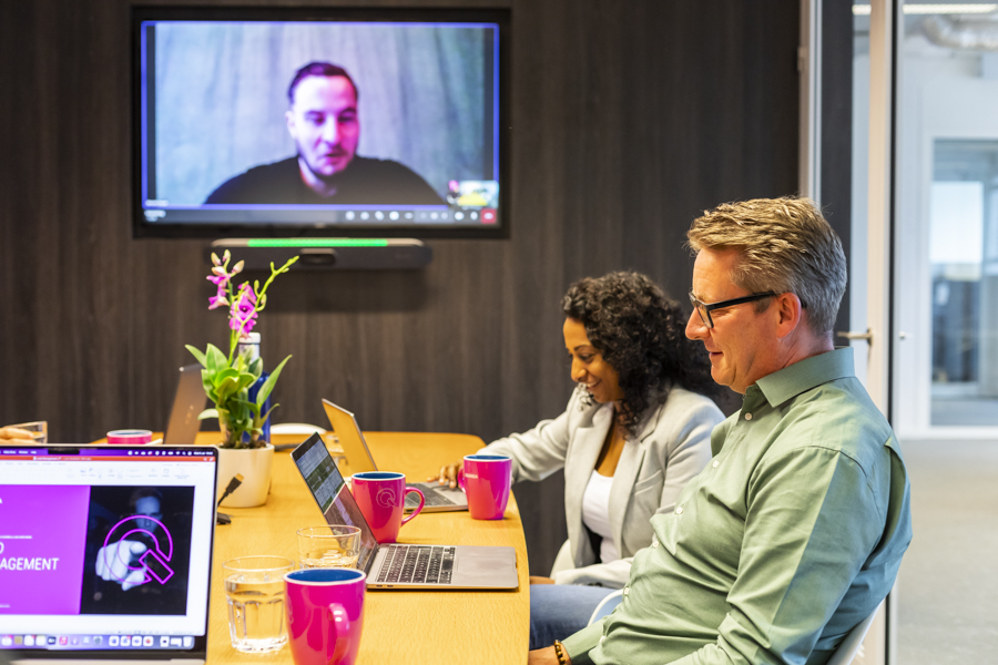 Foto van drie personen in een meeting bij Quanza, een IT bedrijf in Amsterdam.