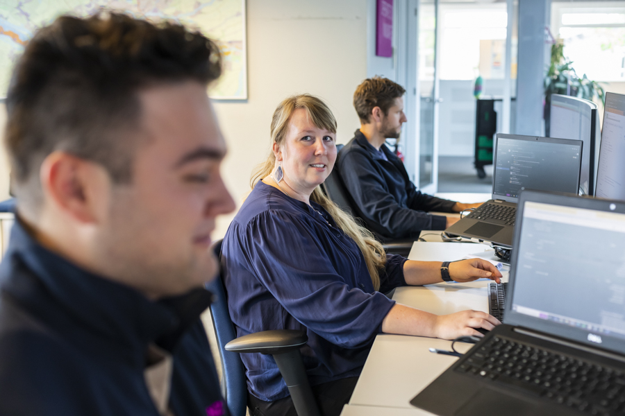 Foto van medewerkers in het NOC (network operations center) bij Quanza BV