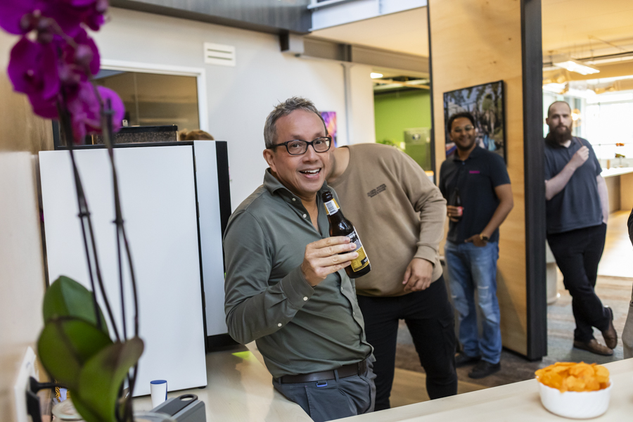 Borrel voor werknemers bij IT-bedrijf Quanza in Amsterdam: beeldbank fotografie employer branding.