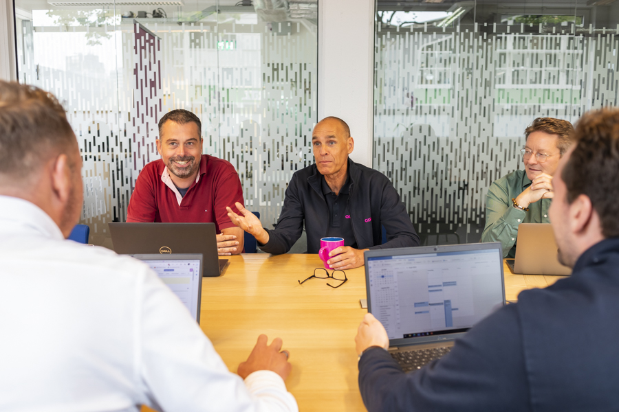 Foto van interactie bij 'n meeting bij Quanza BV, een IT bedrijf in Amsterdam.
