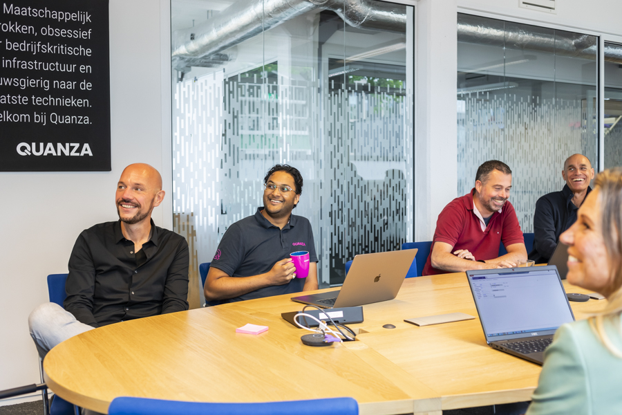 Foto van een gezellige, informele meeting bij Quanza BV, een IT bedrijf in Amsterdam.