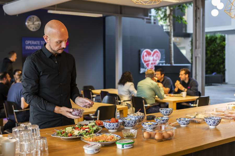 Foto van teamlunch in bedrijfsrestaurant van Quanza, een IT bedrijf in Amsterdam.
