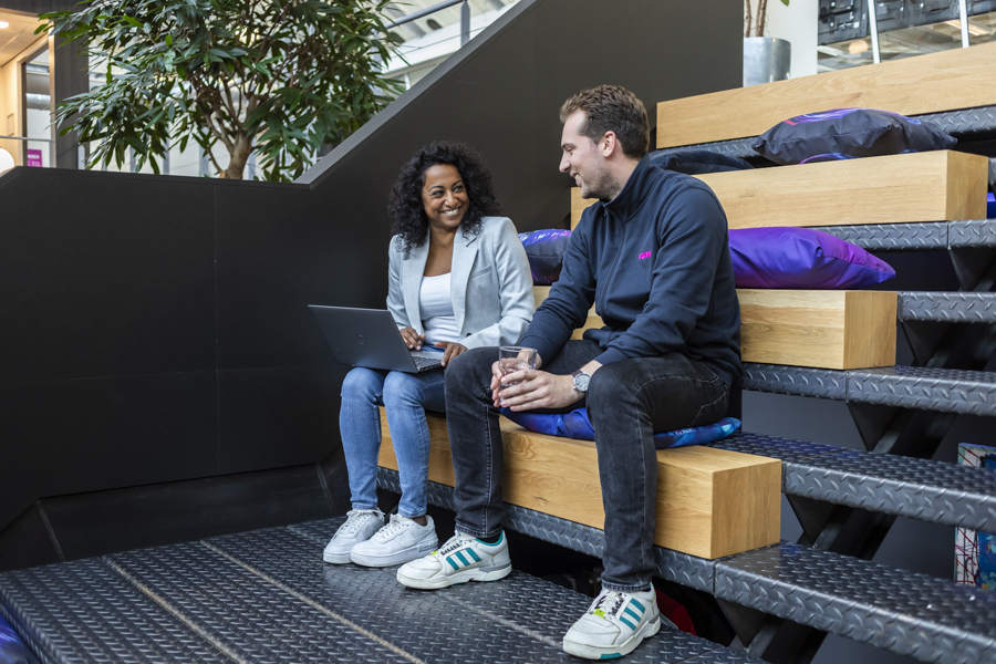 Foto van twee medewerkers bij IT bedrijf Quanza BV in informele setting