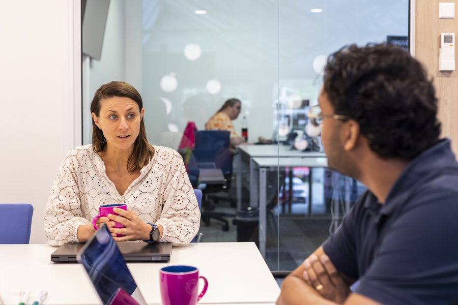 Team overleg bij IT-bedrijf Quanza in Amsterdam: beeldbank fotografie.